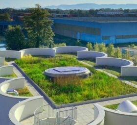 Le prototype du système Skywater Clear de Soprema est installé depuis 2022 sur le toit de son bâtiment. Crédit photo : Soprema
